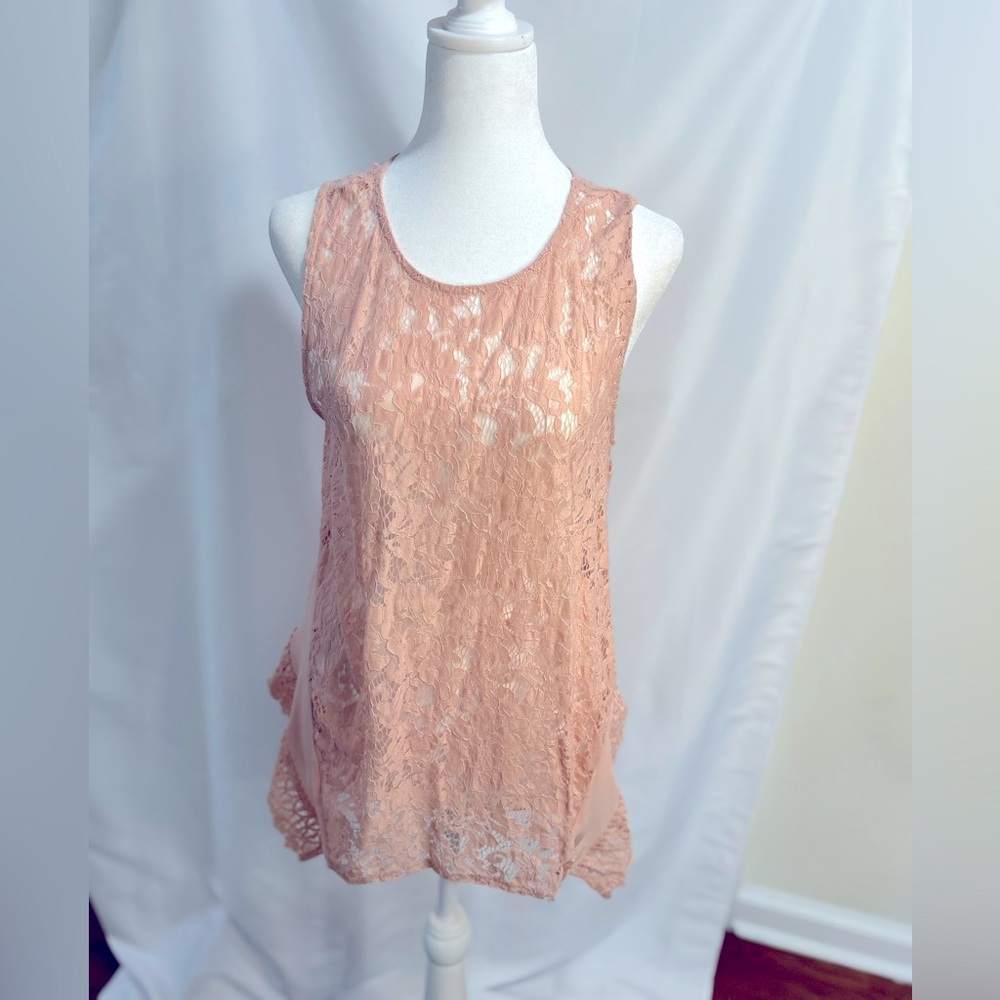 Gently used LOFT pale pink lace shirt. A scoop neck with a flair to the side Med